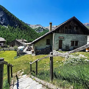 https://auberge-lestoilies.fr-provencehotel.com
